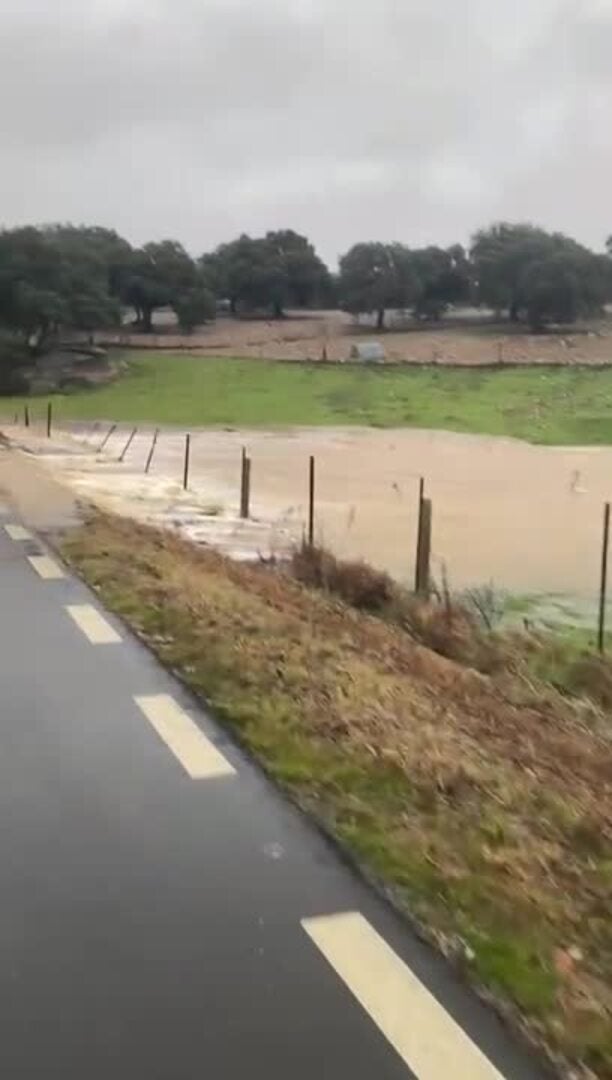 Carretera cortada por el agua cerca de Monterrubio de la Armuña
