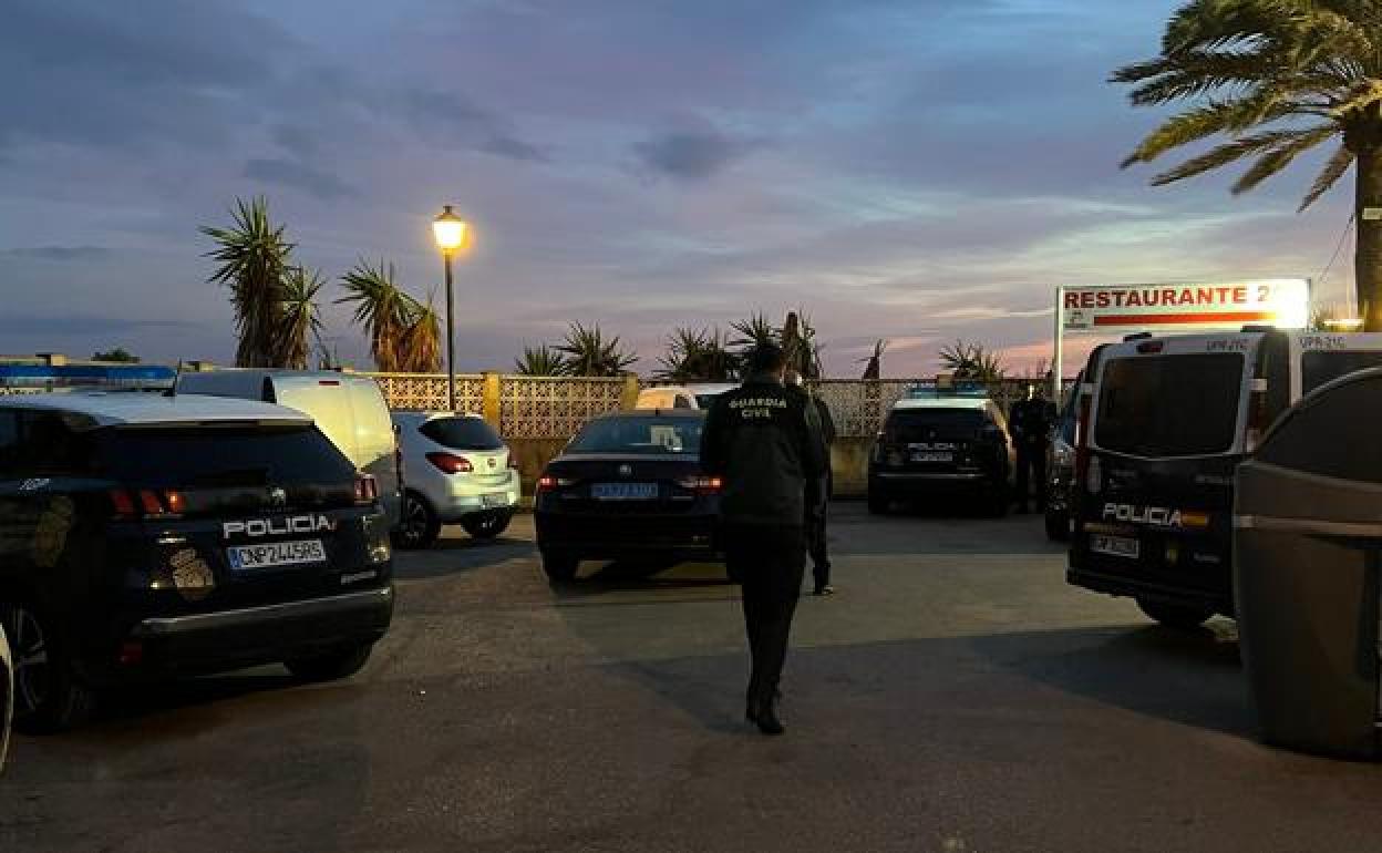 Agentes de la Policía Nacional cerca de la playa donde apareció el cadáver.