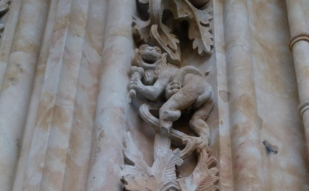 Detalle del diablo comiendo helado de la Catedral Nueva de Salamanca con una de sus patas rota desde hace meses. 