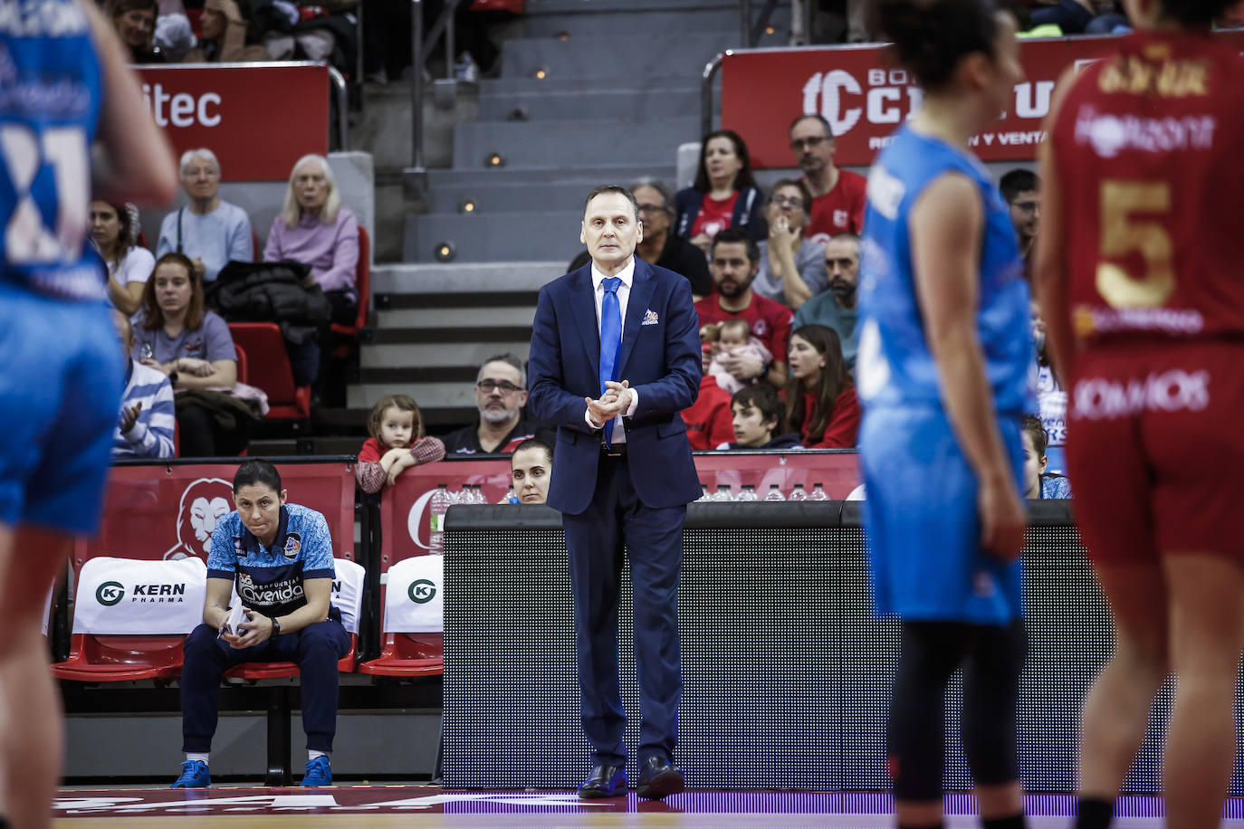 Roberto Iñiguez, en Zaragoza durante el partido. 