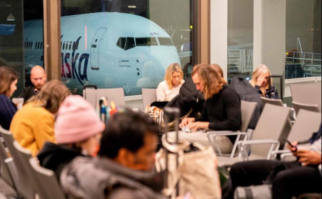 Varios pasajeros esperan en los aeropuertos a que se restablezca la normalidad. 