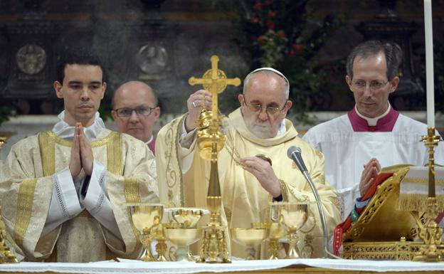 Francico oficia una misa al poco de ser elegido Papa.