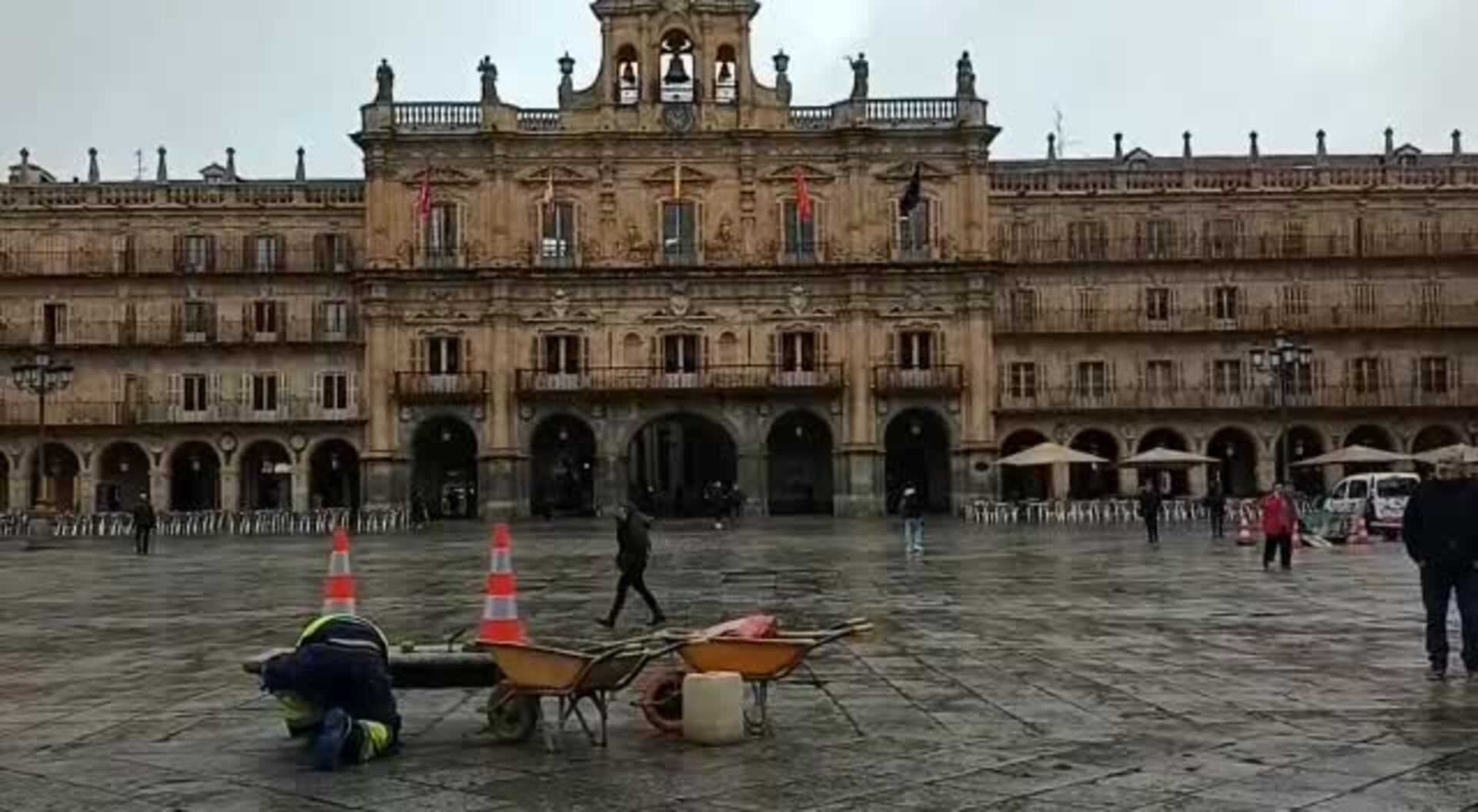 Los operarios colocan de nuevo los bancos en la Plaza Mayor