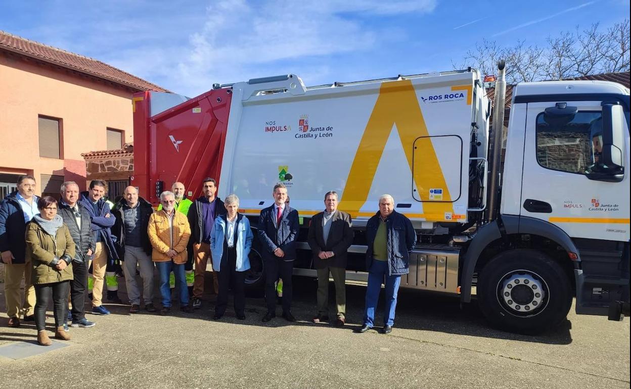 Momento de la entrega del camión de recogida de residuos urbanos. 