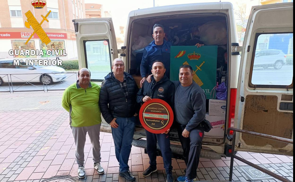 Algunos efectivos del cuartel haciendo entrega de materiales y alimentos. 