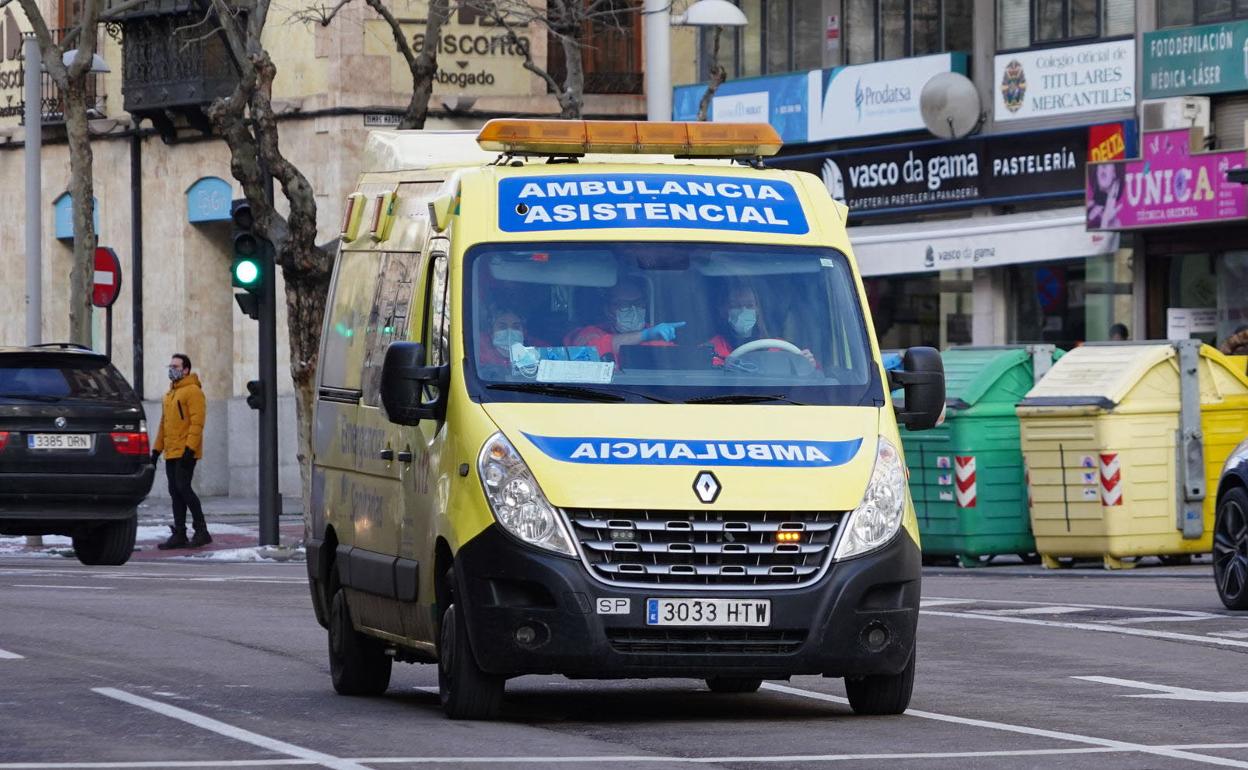 Imagen de archivo de una ambulancia en las calles de Salamanca. 