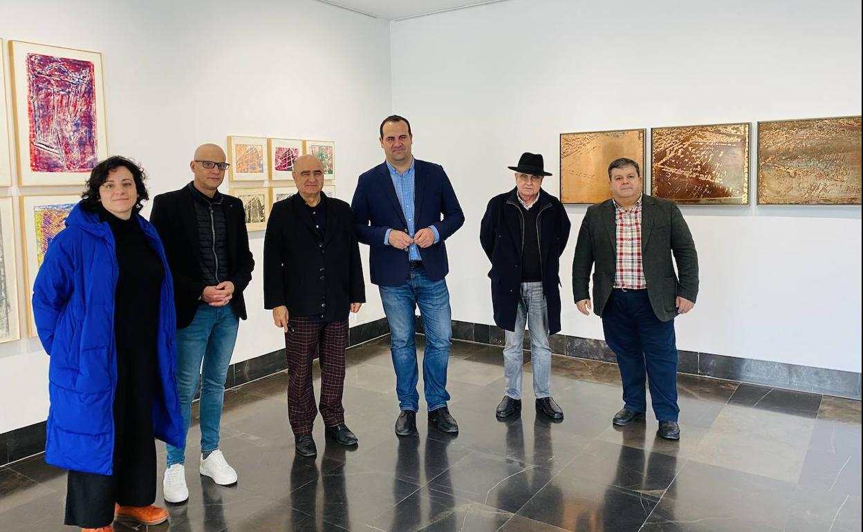 Mardones, junto al alcalde Mingo, la directora de la Sala Tragaluz, Isabel Carralero, y los concejales de Cultura y Turismo, Francisco Miguel García y Juan Carlos Bueno. 