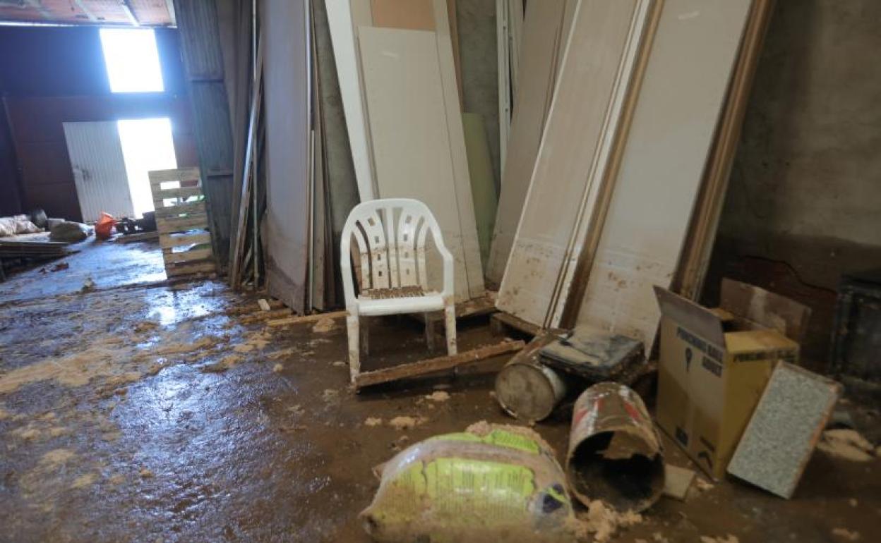 Interior de un negocio tras las inundaciones del pasado domingo en Aldeatejada.
