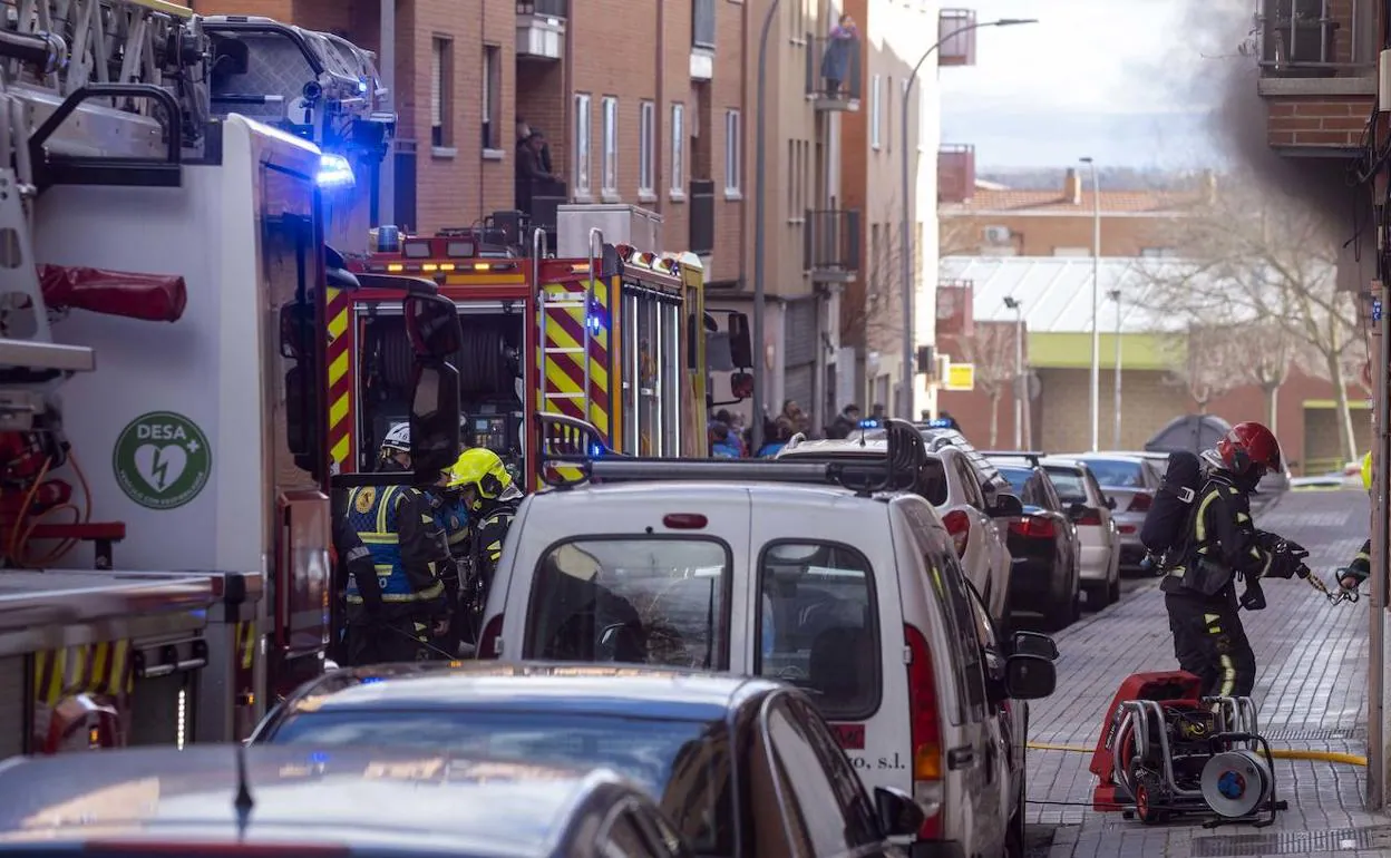 Los bomberos intervienen en la vivienda. 