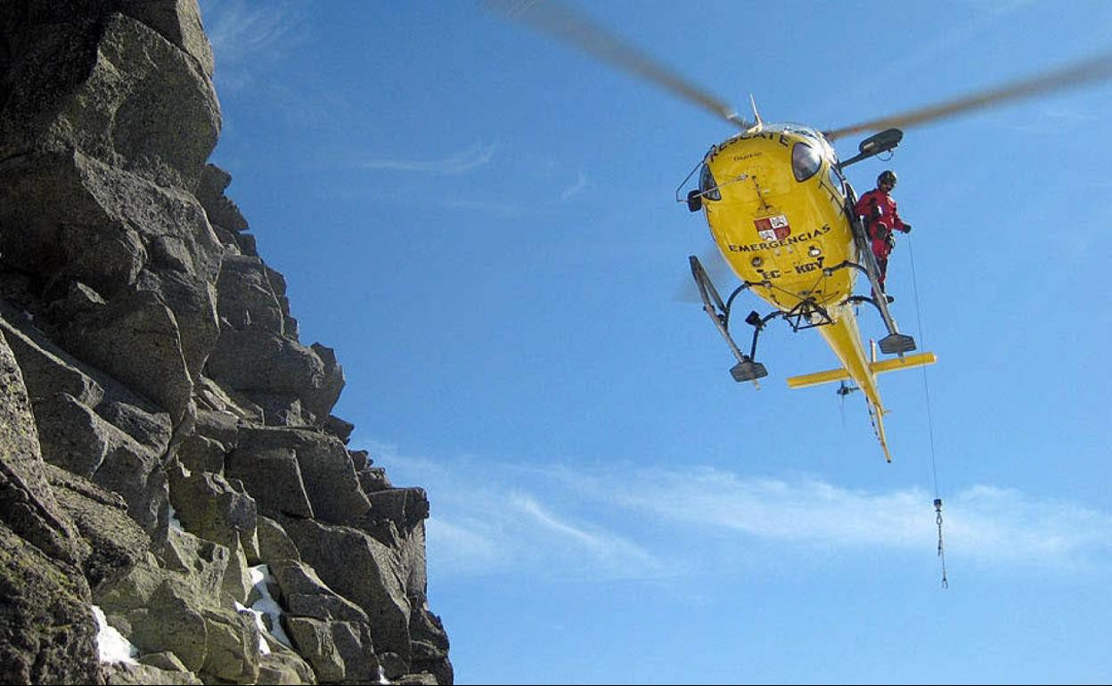 Rescate en la montaña a cargo del grupo de la Agencia de Protección Civil de Castilla y León. 