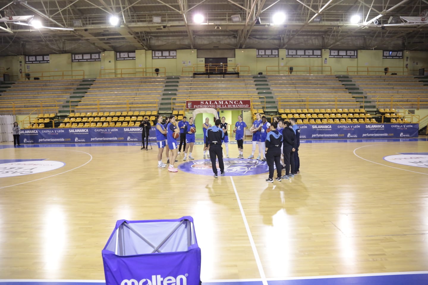 Fotos: Jorge Recio anima a las jugadoras de Avenida en el primer entrenamiento de Vázquez