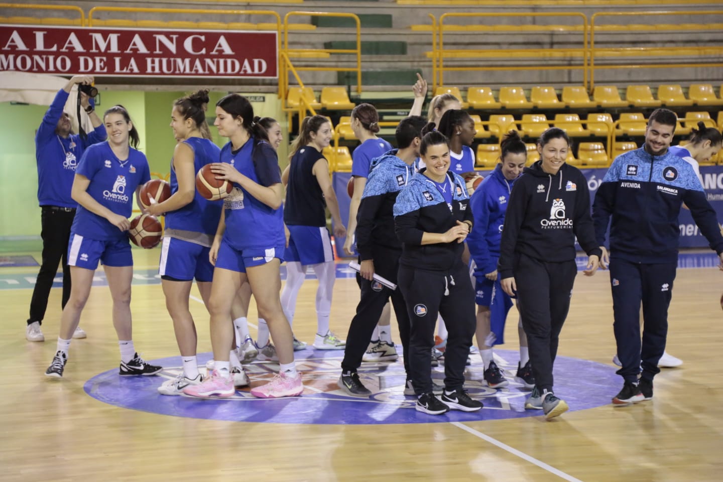 Fotos: Jorge Recio anima a las jugadoras de Avenida en el primer entrenamiento de Vázquez