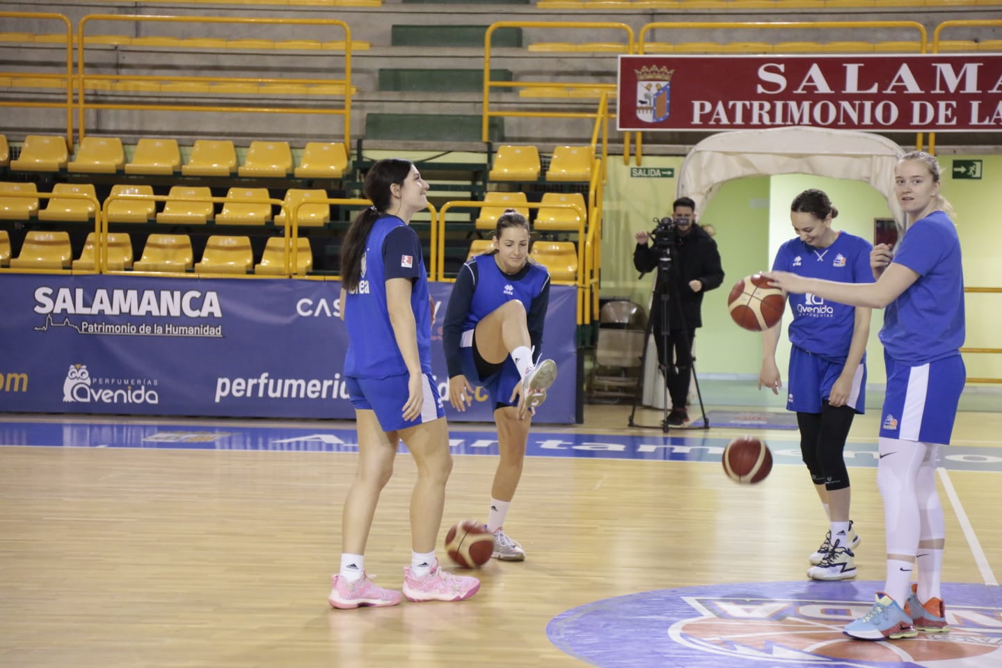 Fotos: Jorge Recio anima a las jugadoras de Avenida en el primer entrenamiento de Vázquez
