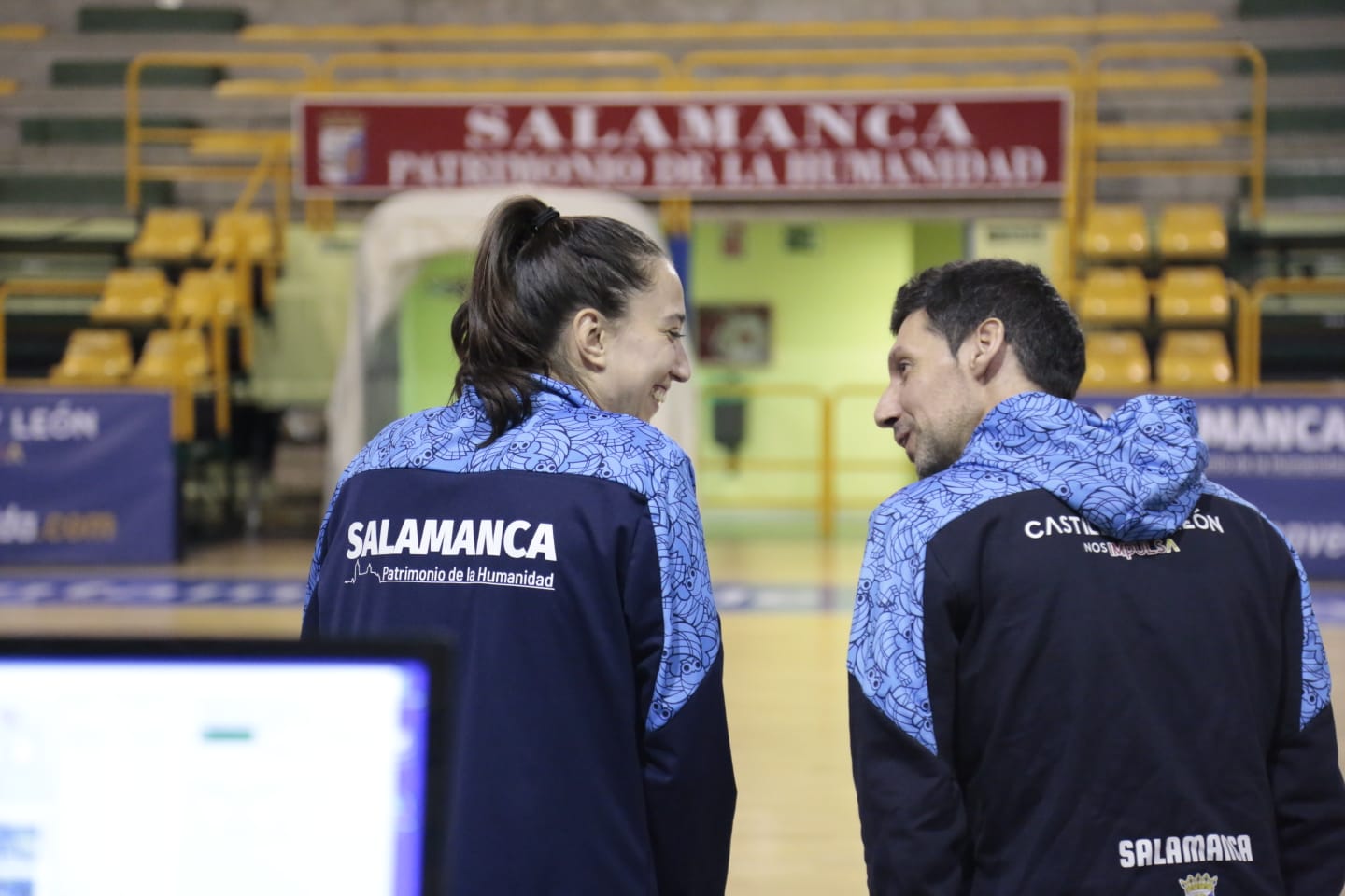 Fotos: Jorge Recio anima a las jugadoras de Avenida en el primer entrenamiento de Vázquez