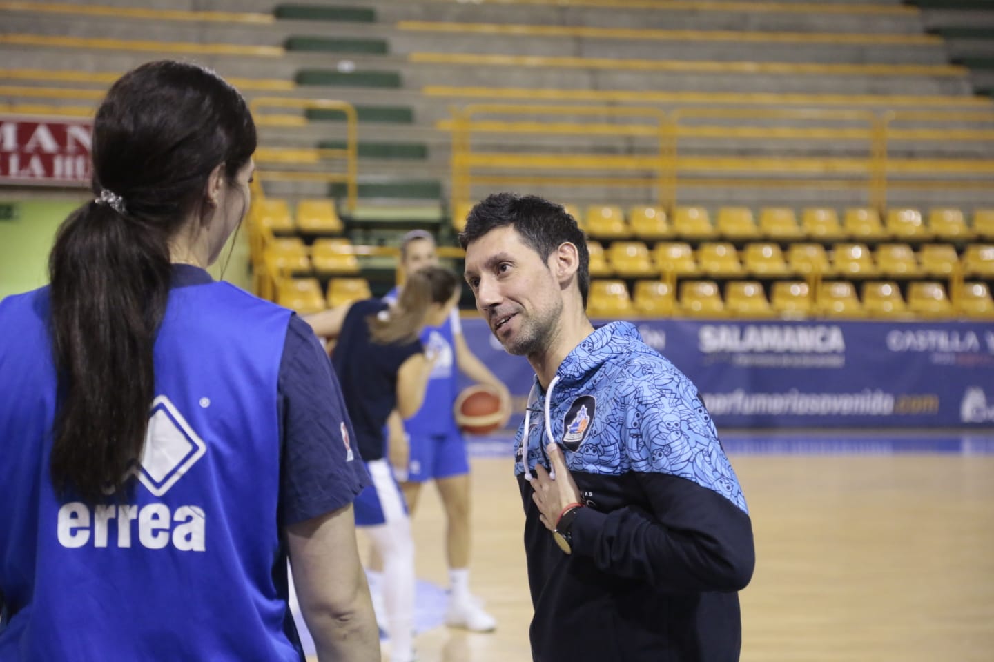 Fotos: Jorge Recio anima a las jugadoras de Avenida en el primer entrenamiento de Vázquez