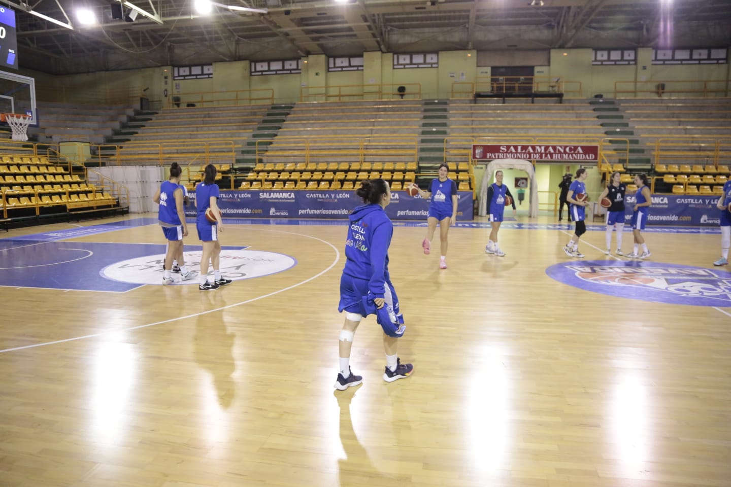 Fotos: Jorge Recio anima a las jugadoras de Avenida en el primer entrenamiento de Vázquez