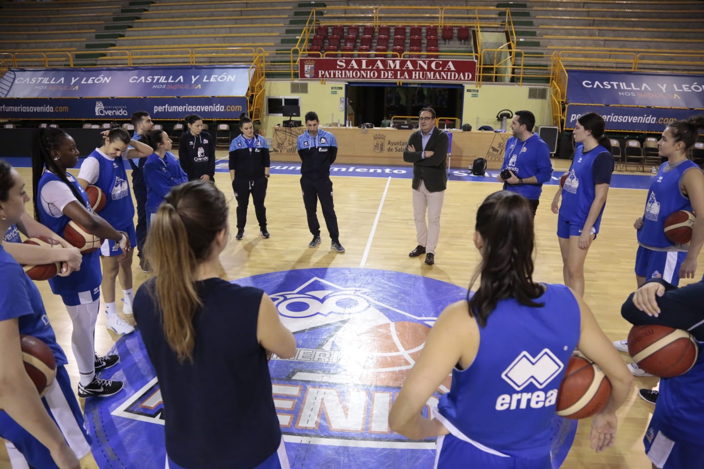 Fotos: Jorge Recio anima a las jugadoras de Avenida en el primer entrenamiento de Vázquez