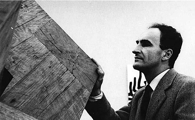 Eduardo Chillida con una de su obras en la galería Maeght de Paris en 1964.