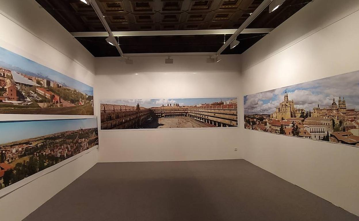 Una de las salas de la exposición de panorámicas de la ciudad de Salamanca de Vicente Sierra Puparelli.