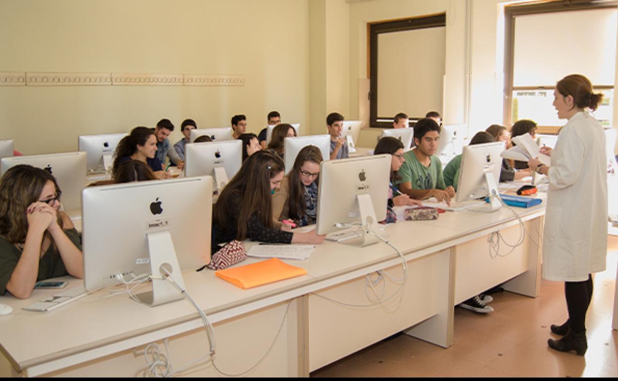 Una clase de la facultas de Médicina de la USAL. 