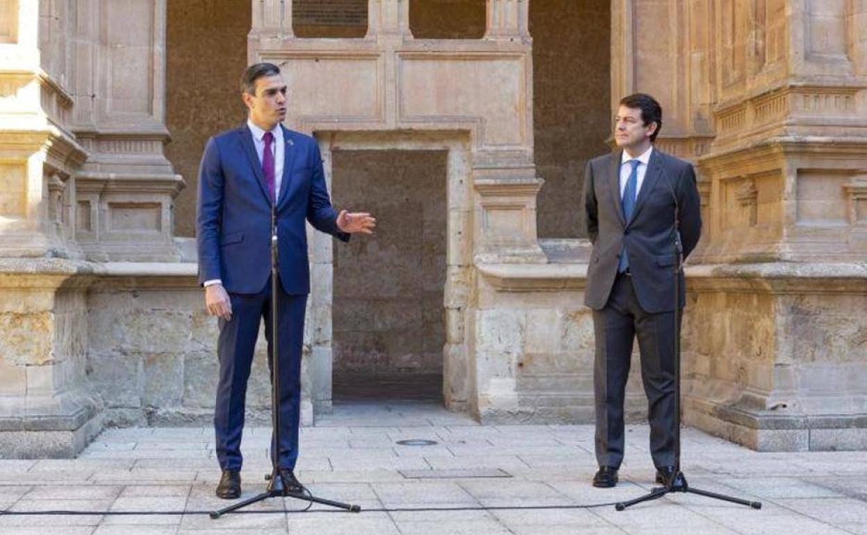 Pedro Sánchez y Alfonso Fernández Mañueco, en el Comité de Presidentes celebrado en Salamanca en 2021. 