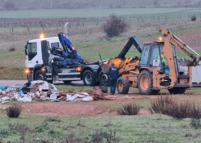 Imagen secundaria 1 - El Ayuntamiento dio rápidamente aviso a la empresa encargada de limpiar los vertidos incontrolados. 