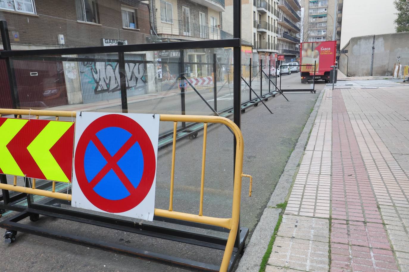 Una de las últimas terrazas de calzada en la calle Van Dyck. 