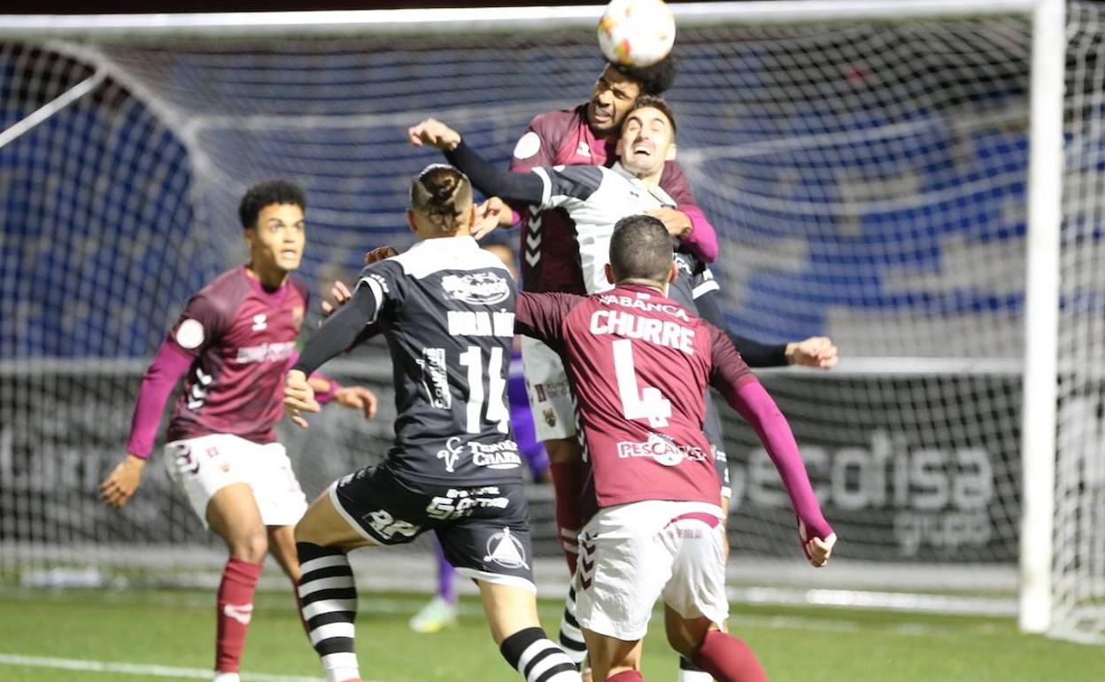 Una acción del duelo ante el Pontevedra la pasada semana en el Reina Sofía. 