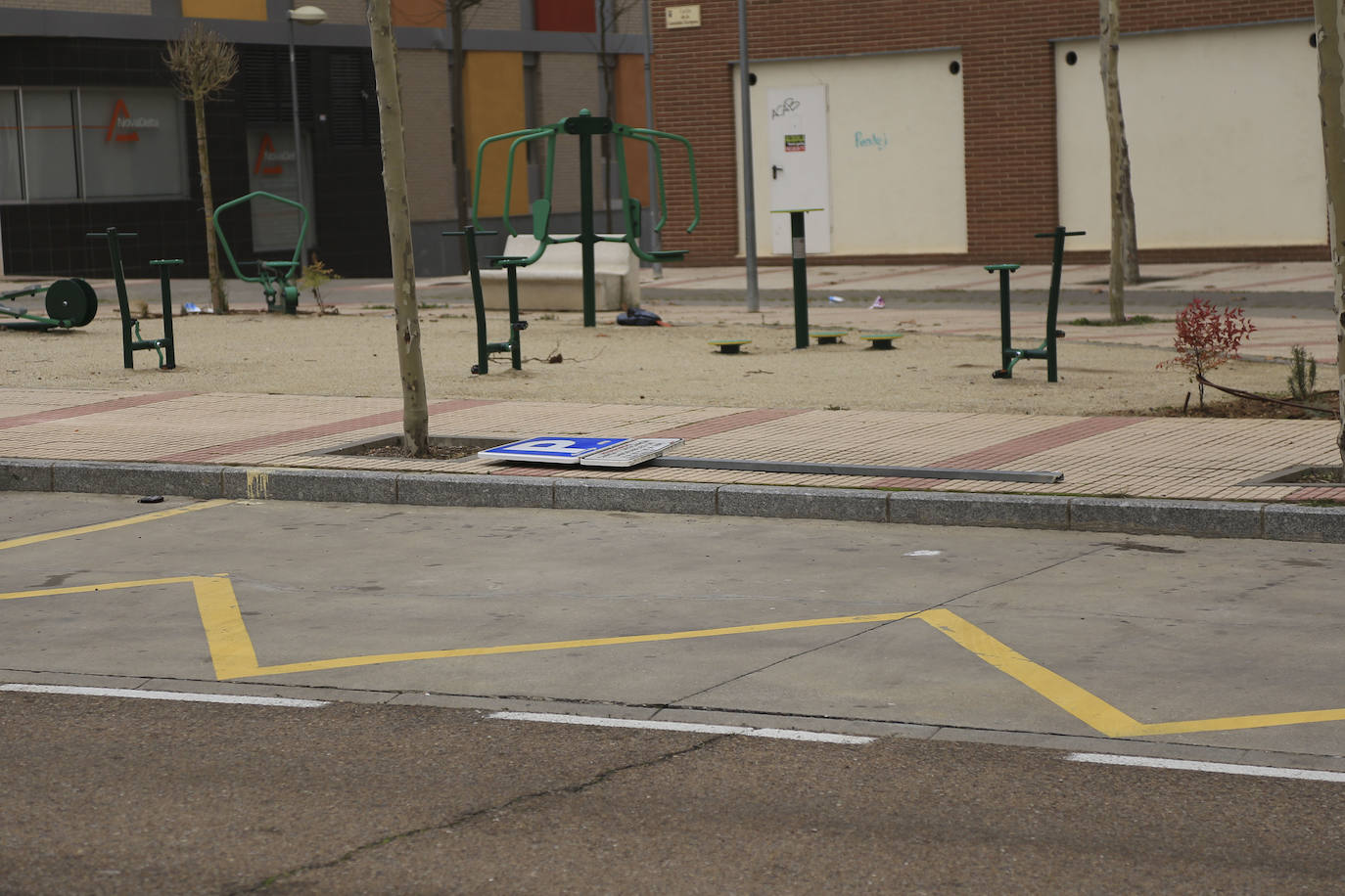 Fotos: Y seguimos en las mismas... El Zurguén y el Teso, su edificio inacabado, y mucho más