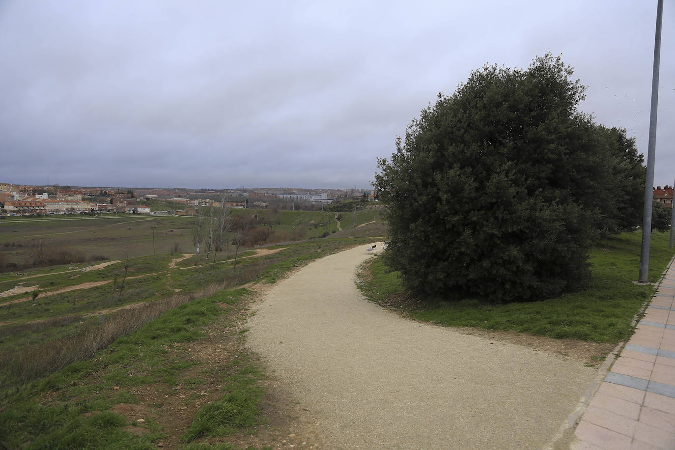 Fotos: Y seguimos en las mismas... El Zurguén y el Teso, su edificio inacabado, y mucho más