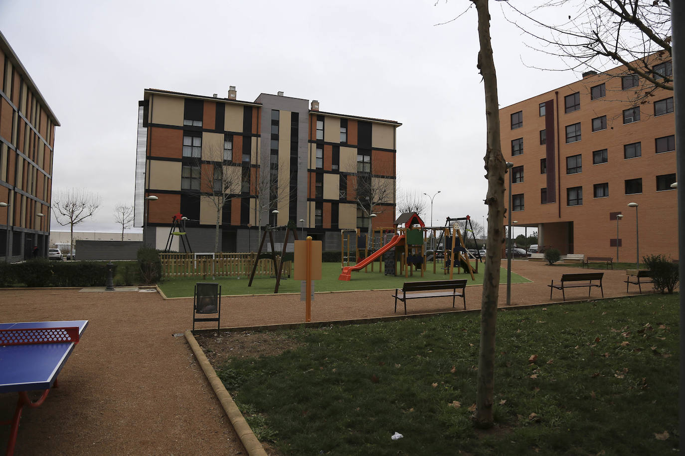 Fotos: Y seguimos en las mismas... El Zurguén y el Teso, su edificio inacabado, y mucho más