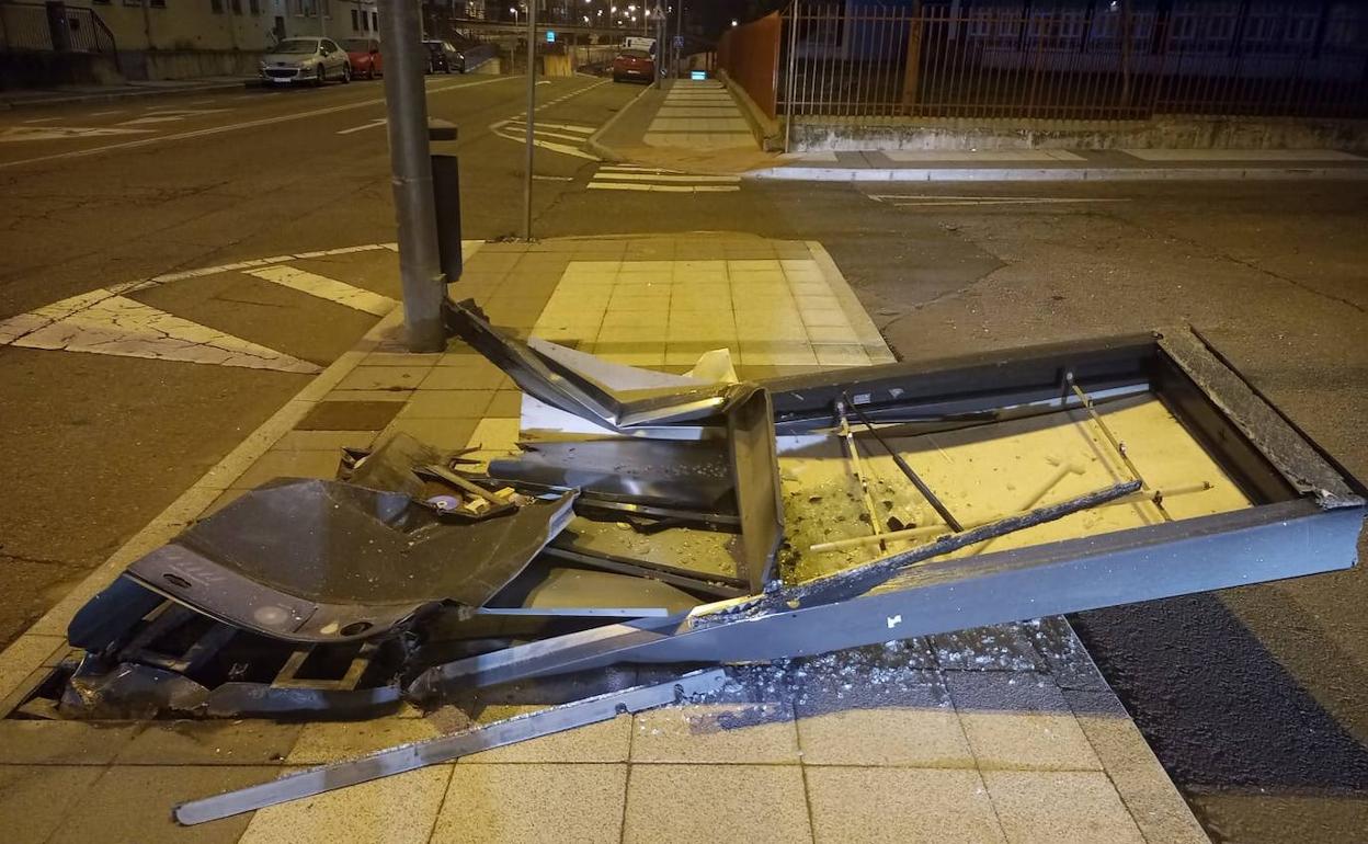 La marquesina destrozada en la avenida Juan de Austria. 