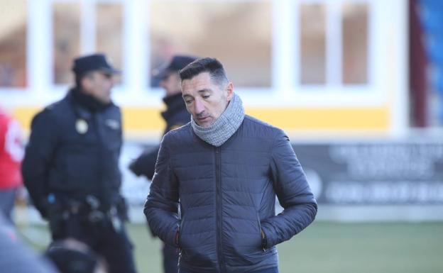 Raúl Casañ termina la semana de tres partidos con «buena» nota a la espera de fichajes