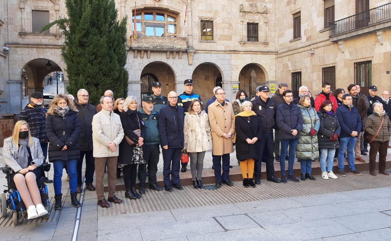 Minuto de silencio en la Plaza de la Constitución de Salamanca en memoria de las dos víctimas asesinadas en Valladolid.