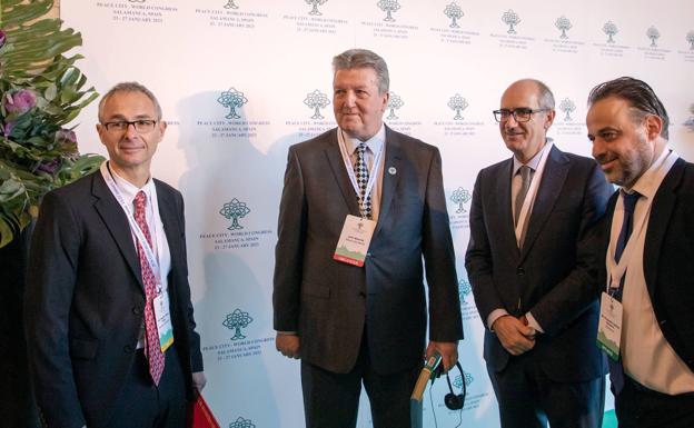 John Mavrak, en el centro, junto al rector de la Usal y representantes políticos. 