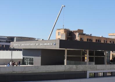 Imagen secundaria 1 - Un larguísimo brazo mecanizado amenaza la estructura del edificio más alto del viejo hospital