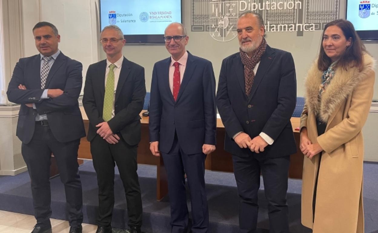El presidente de la Diputación de Salamanca, Javier Iglesis y el rector de la Universidad de Salamanca, Ricardo Rivero, en la presentación del III Plan de Empleo Juvenil Universitario.