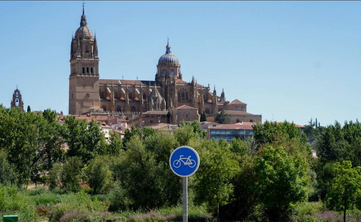 Imagen de archivo de las catedrales de Salamanca desde el otro lado del río Tormes.