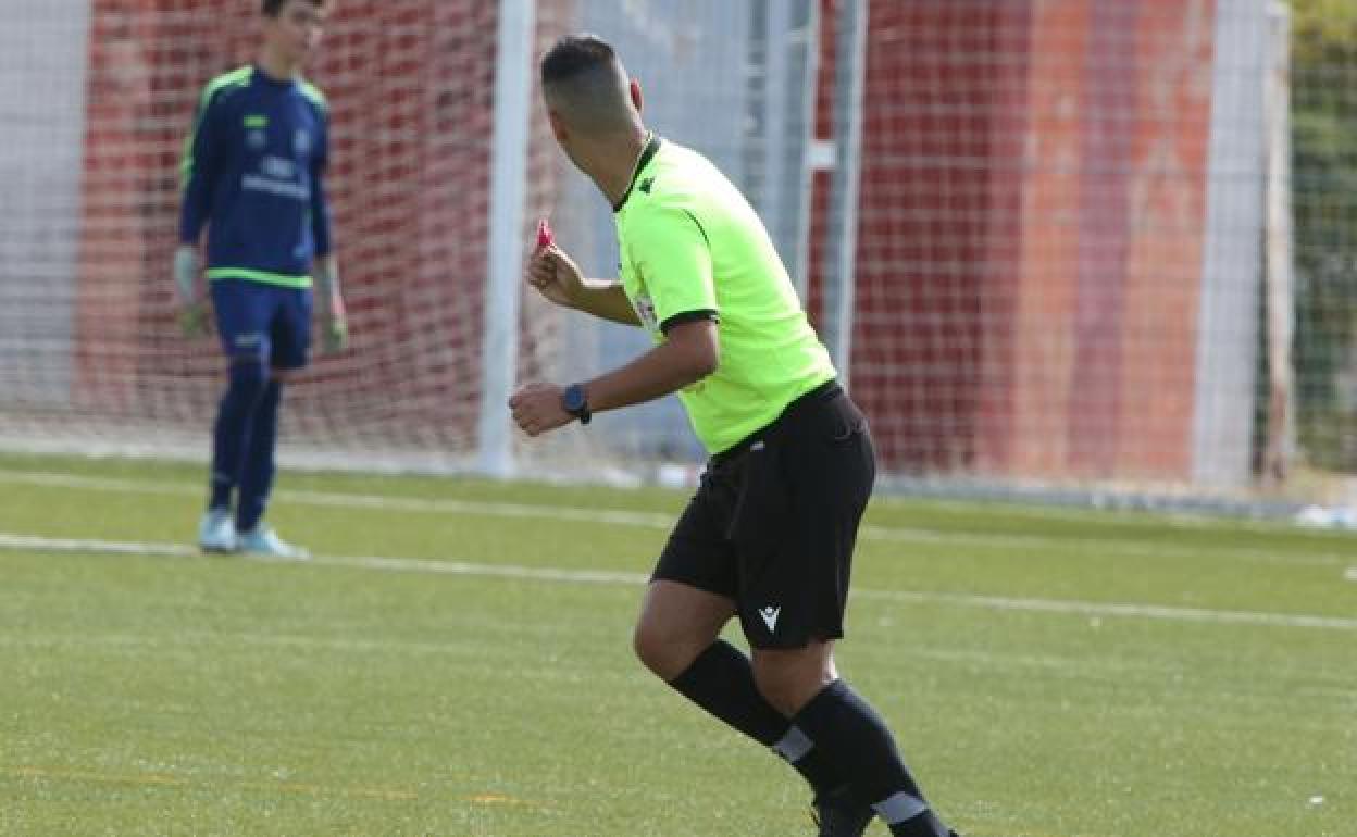 Un colegiado arbitrando un partido del fútbol base de Salamanca.