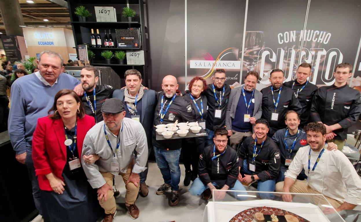 El concejal posa con los representantes de la gastronomía salmantina.