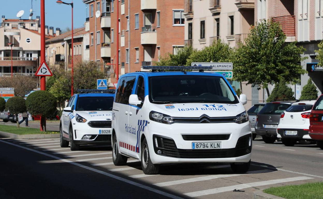 Imagen de archivo de vehículos de la Policía Local de Santa Marta en la carretera de Madrid.
