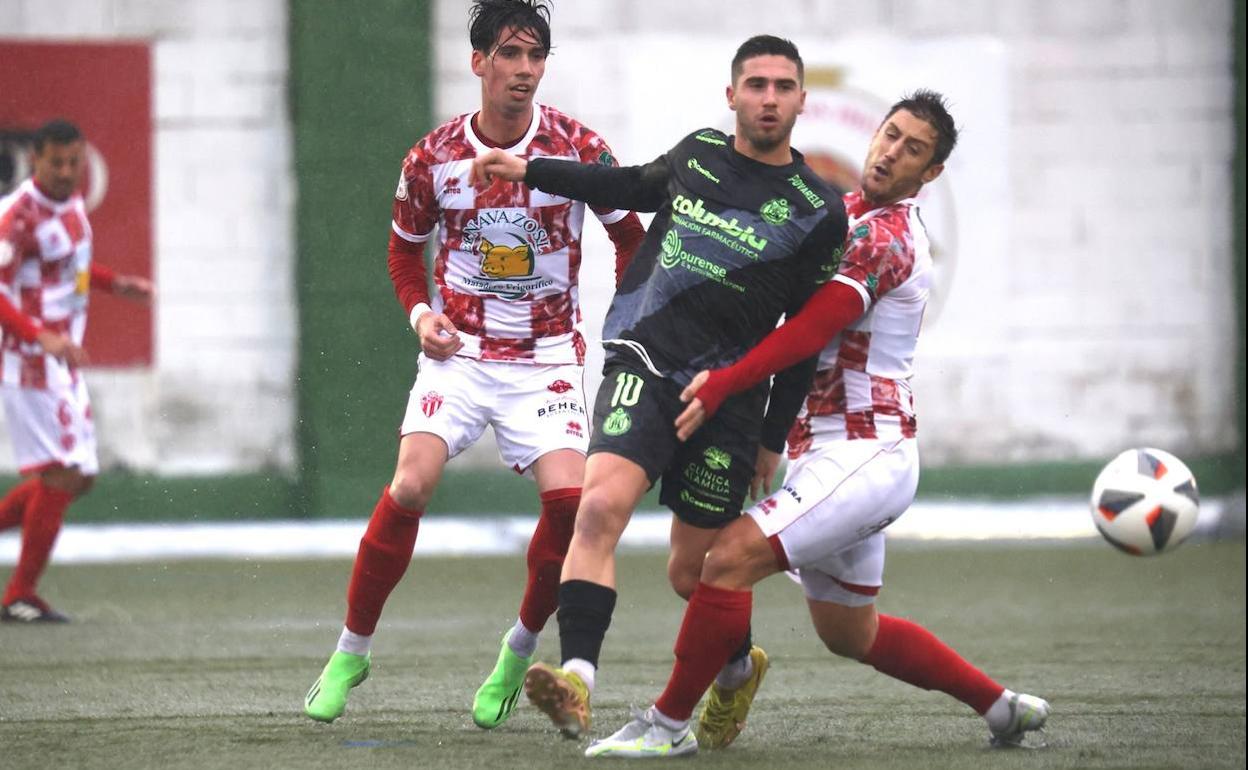 Toti presiona a un rival del Arenteiro durante los minutos que se disputarán el pasado 8 de enero en el Luis Ramos. 