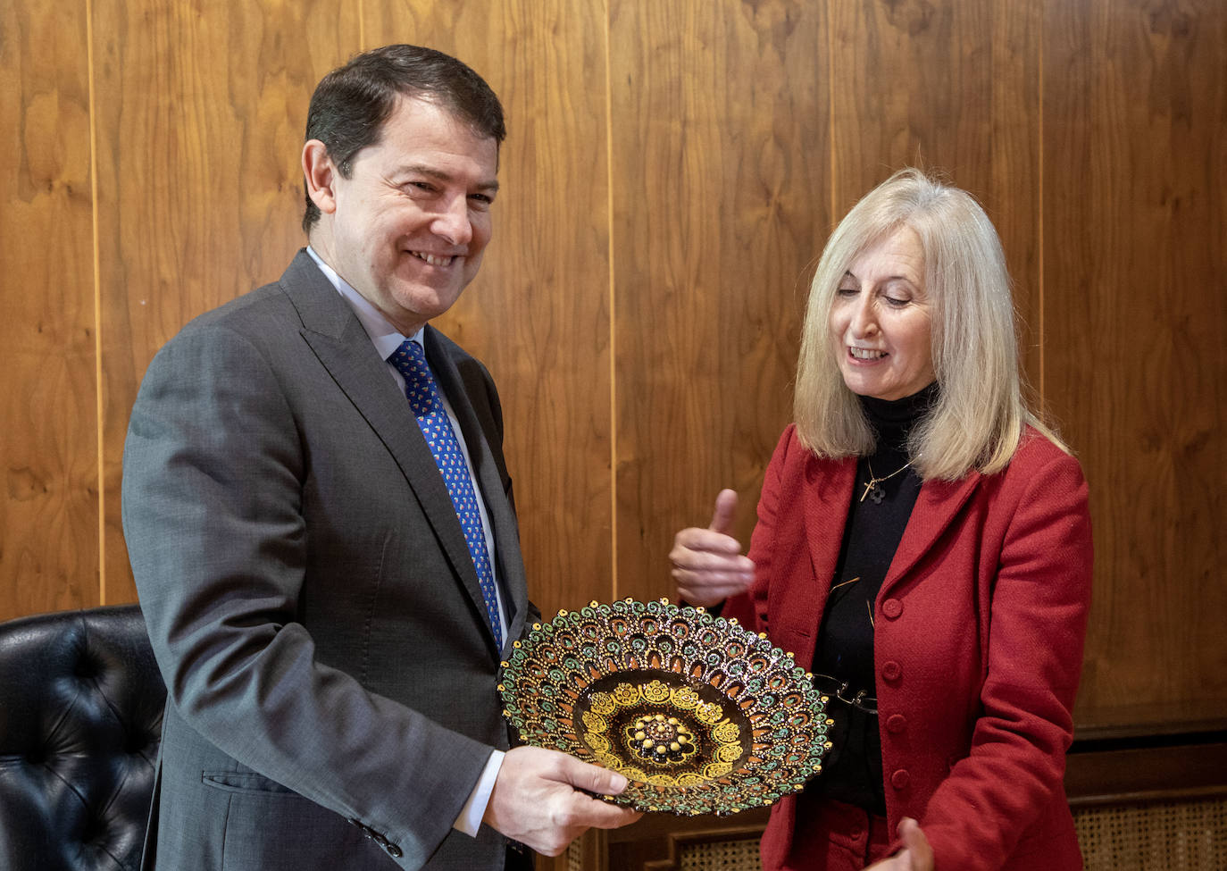 Imagen secundaria 1 - Mañueco ensalza la figura de Santa Teresa como «fuente de inspiración» en Salamanca