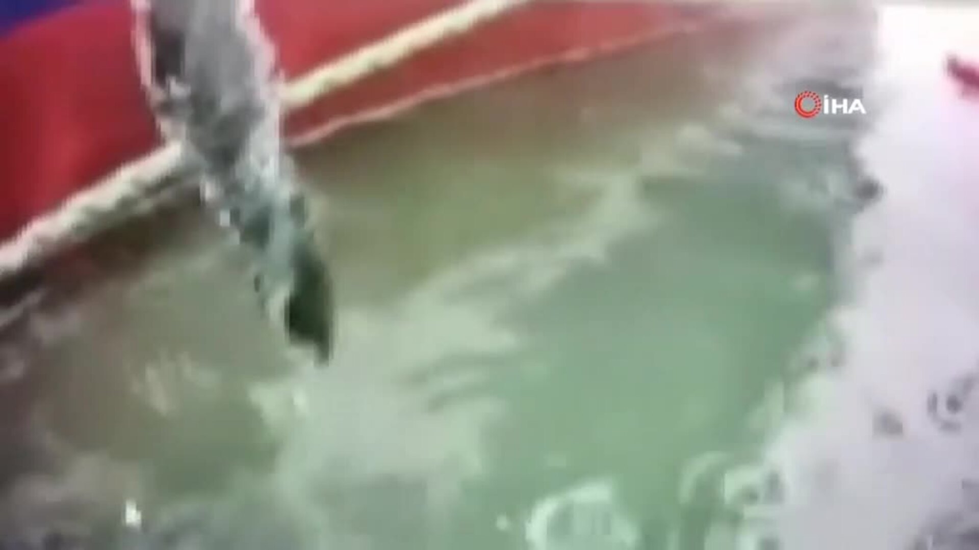 Un autobús con siete pasajeros pierde el control y cae en un lago de Turquía