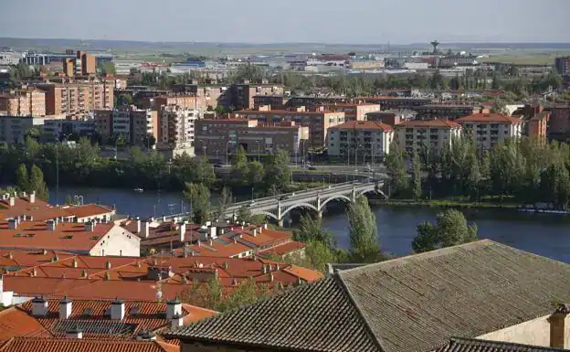 Panorámica de Salamanca sobre el puente Enrique Estevan, que une el centro con los barrios trastormesinos.