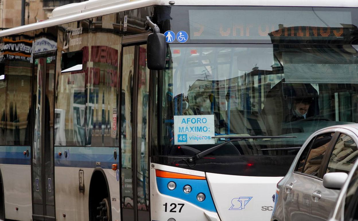 Un autobús de la flota de transporte público de Salamanca.