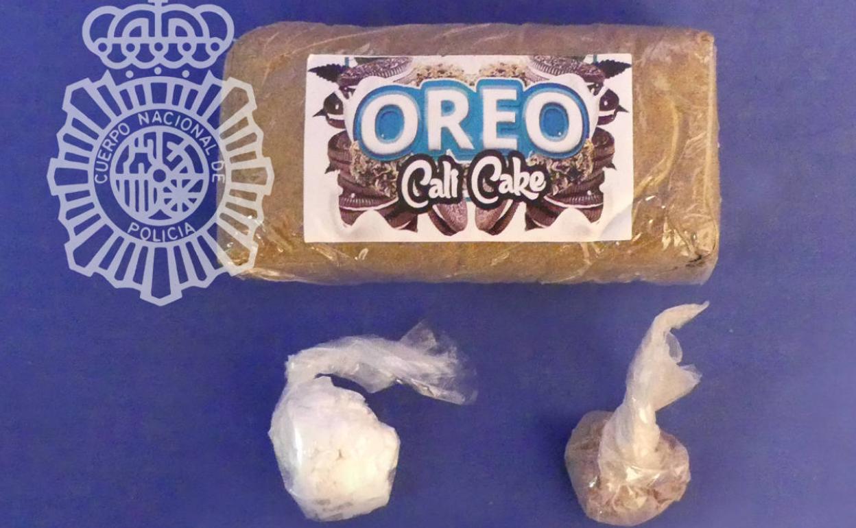 Placa y bolsas de droga que el detenido pretendía comerciar.