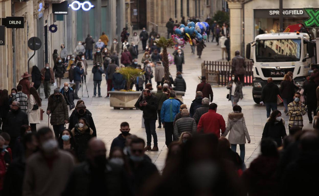Gente caminando por la calle Toro de Salamanca. 