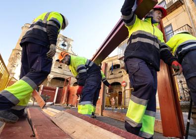 Imagen secundaria 1 - Comienza el montaje de la plaza de toros de Ciudad Rodrigo para el Carnaval del Toro