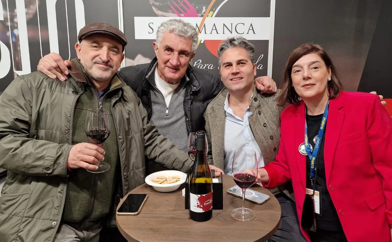 Gonzalo Sendín, responsable de El Mesón de Gonzalo, en el centro junto a Romay. 